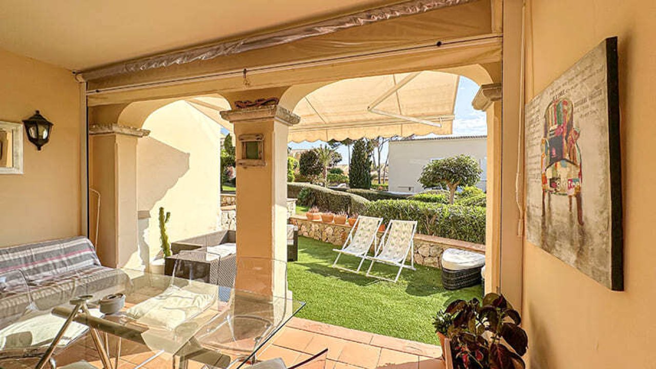 Terraza cubierta con elegantes arcos y vista directa al jardín Terraza cubierta con elegantes arcos y vista directa al jardín