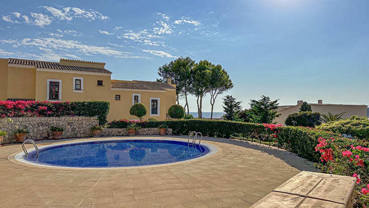 Área de piscina con zona de juegos empotrada y amplia terraza Área de piscina con zona de juegos empotrada y amplia terraza