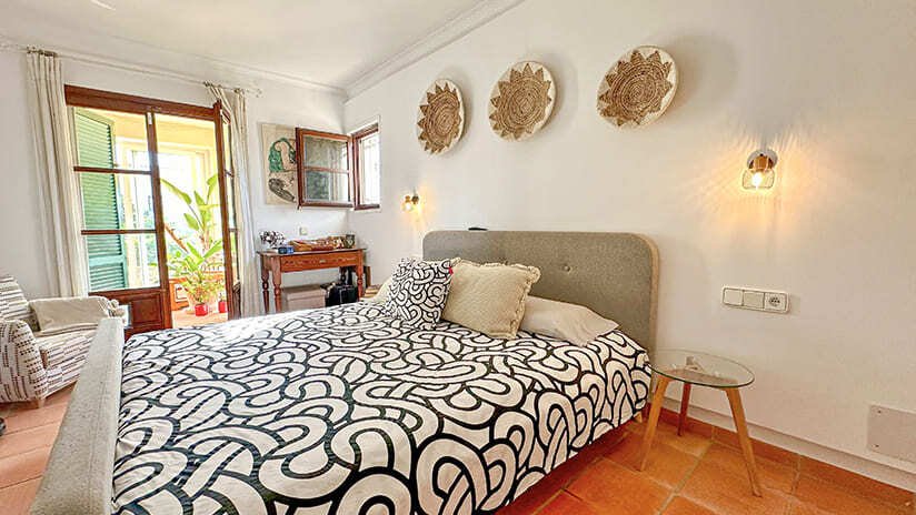 Dormitorio luminoso con puertas francesas de cristal y techos con molduras de alta calidad Dormitorio luminoso con puertas francesas de cristal y techos con molduras de alta calidad