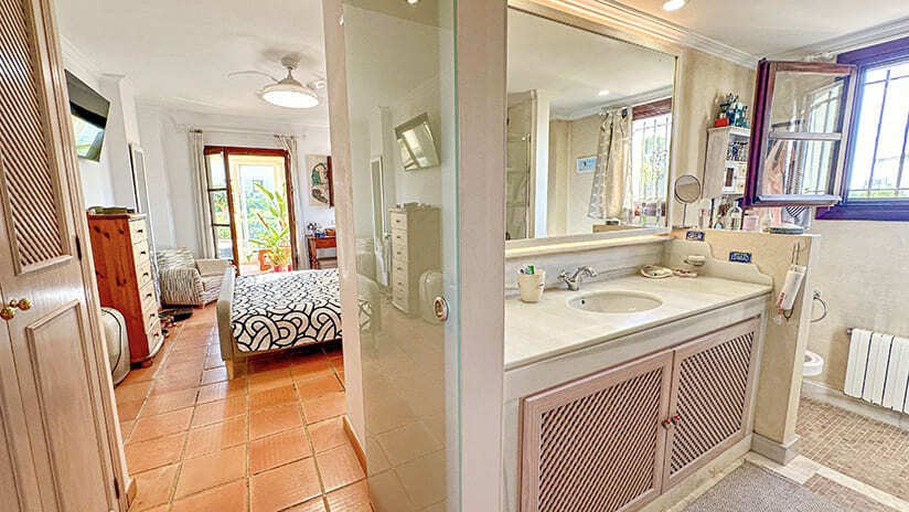 Baño lujoso con espejos de gran tamaño y equipamiento de alta calidad Baño lujoso con espejos de gran tamaño y equipamiento de alta calidad