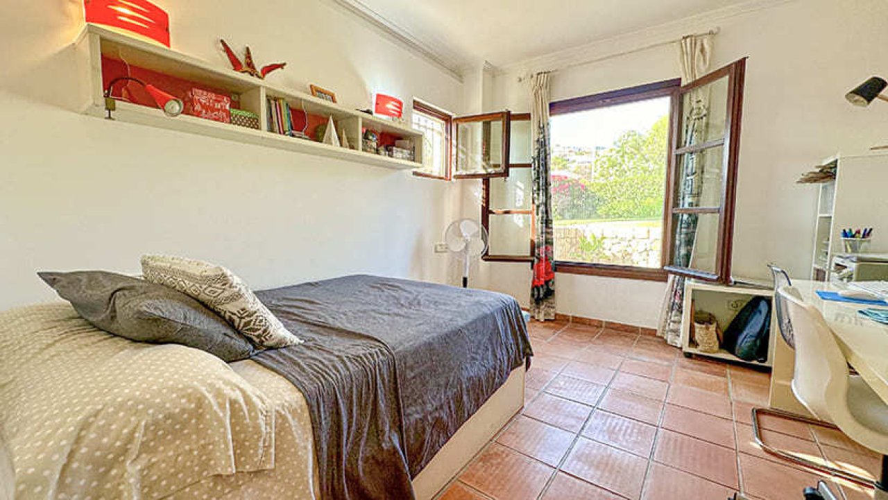 Habitación luminosa con acceso a balcón y diseño práctico de pared con estantería empotrada Habitación luminosa con acceso a balcón y diseño práctico de pared con estantería empotrada