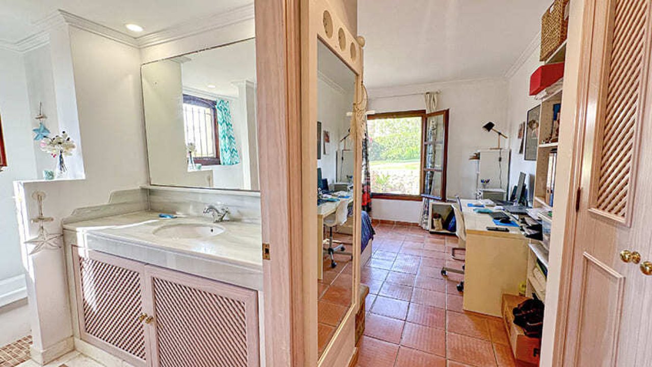 Baño elegante con lavabo de gran formato y distribución práctica del espacio Baño elegante con lavabo de gran formato y distribución práctica del espacio