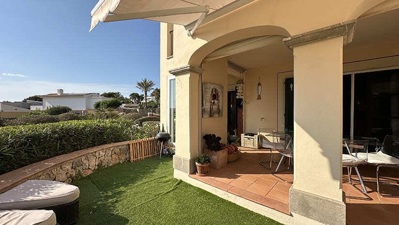Loggias cubiertas con elegidos arcos redondos y acceso directo al área privada del jardín Loggias cubiertas con elegidos arcos redondos y acceso directo al área privada del jardín