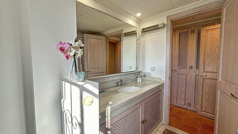 Baño elegante con lavabo espacioso y espejo grande Baño elegante con lavabo espacioso y espejo grande