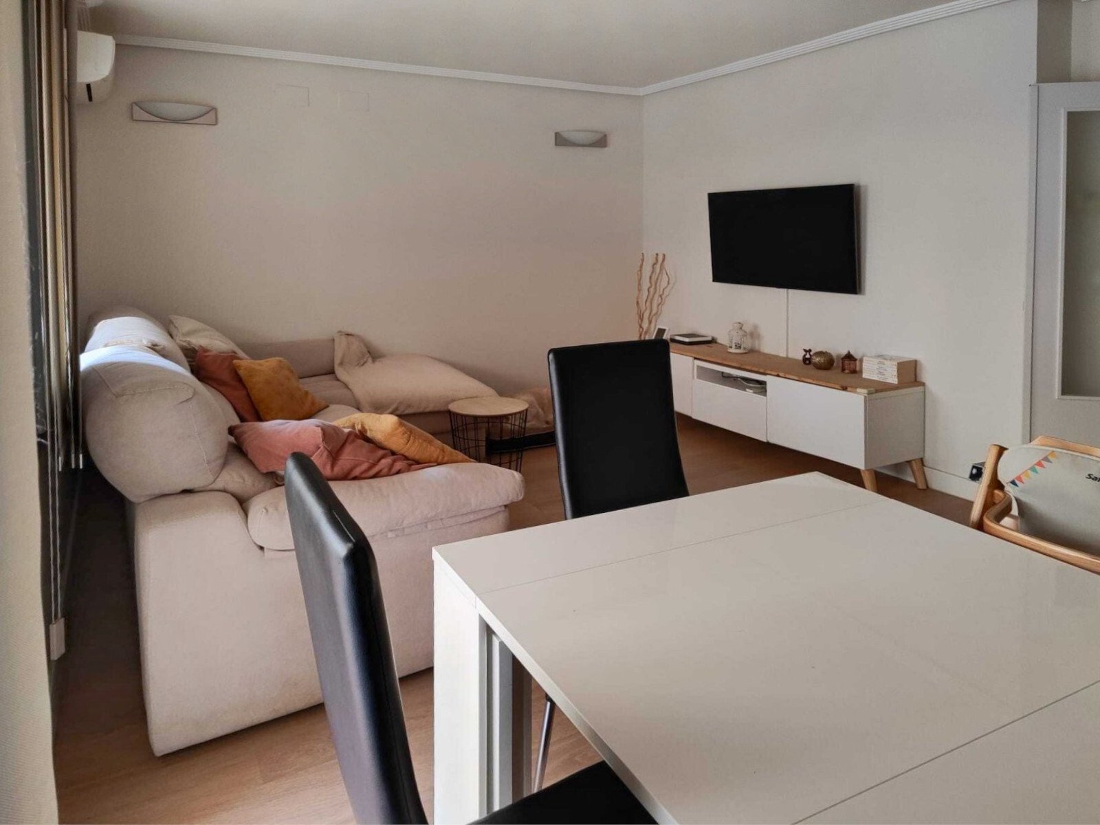 Espacio multifuncional para vivir y trabajar con uso inteligente del espacio y climatización integrada
