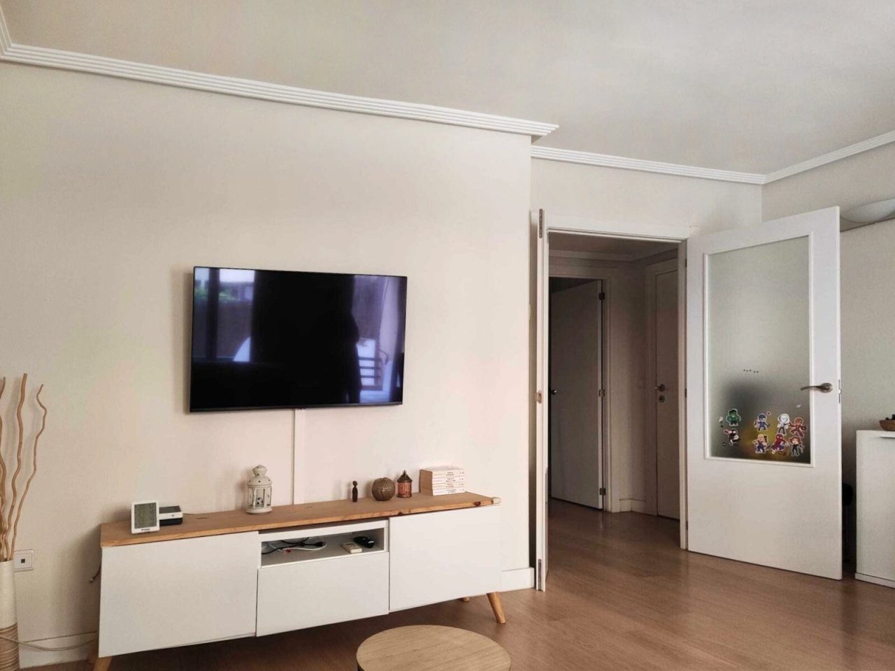 Concepto de vivienda abierto con transiciones fluidas entre espacios y equipamiento de alta calidad