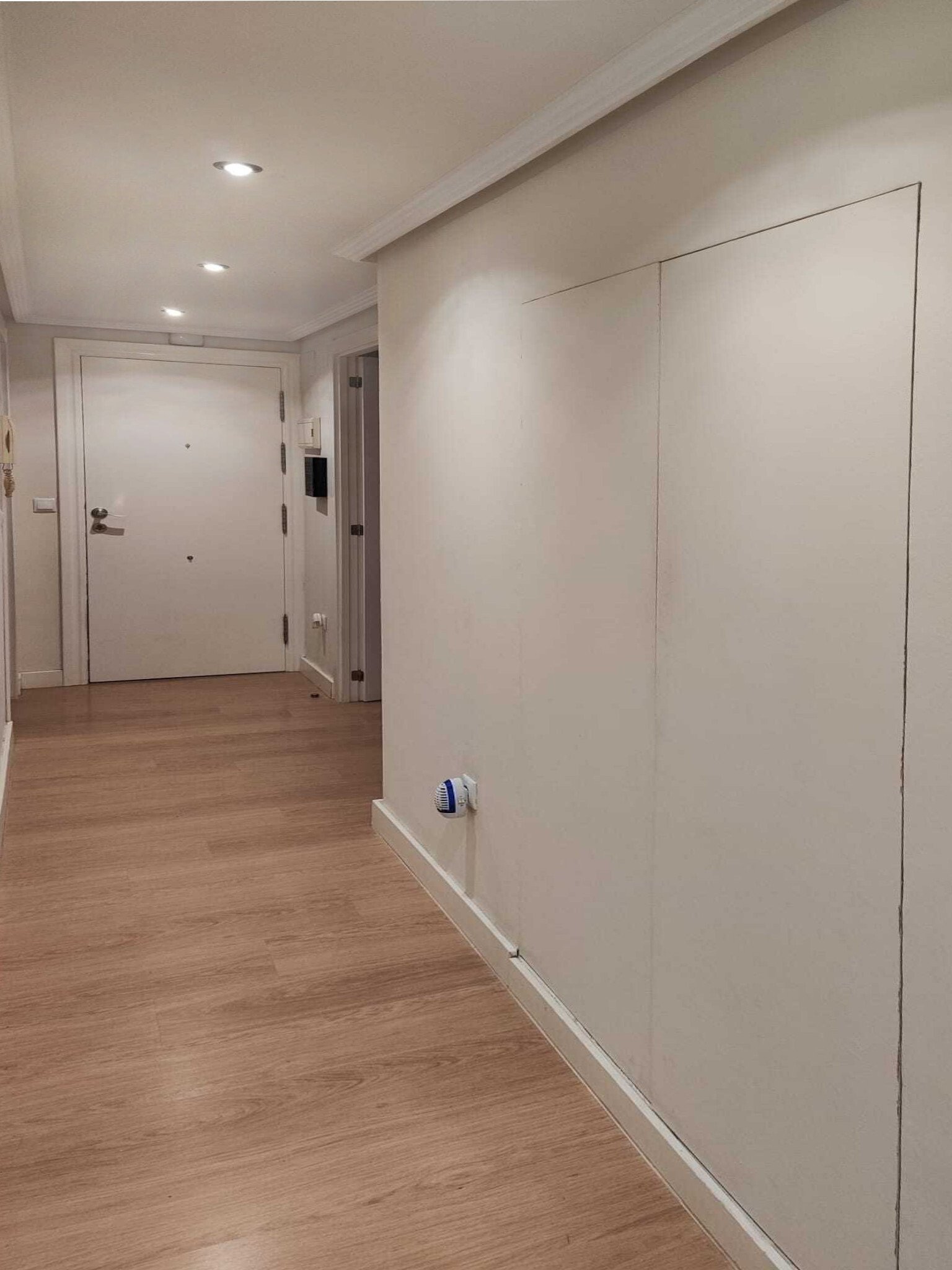 Pasillo claro con distribución práctica y iluminación LED moderna