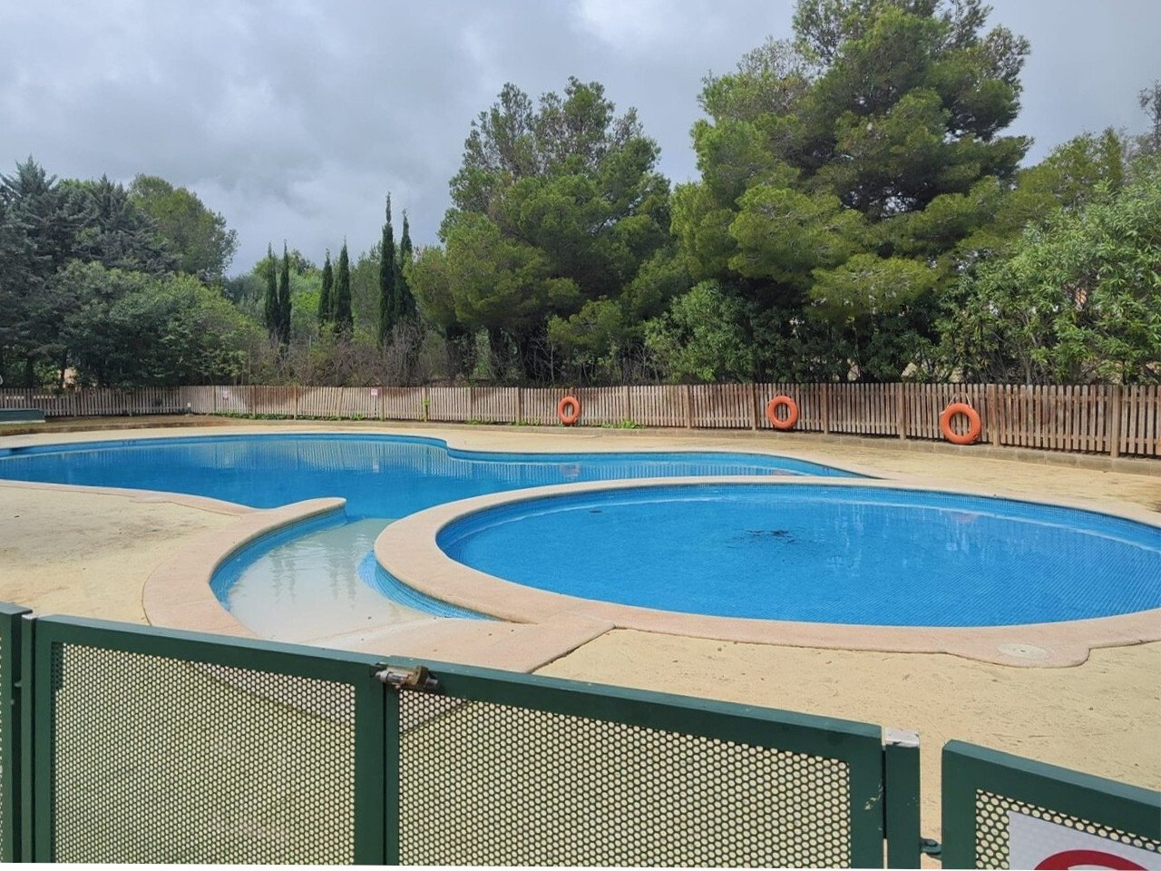 Piscina con áreas de baño separadas y vallado de seguridad profesional