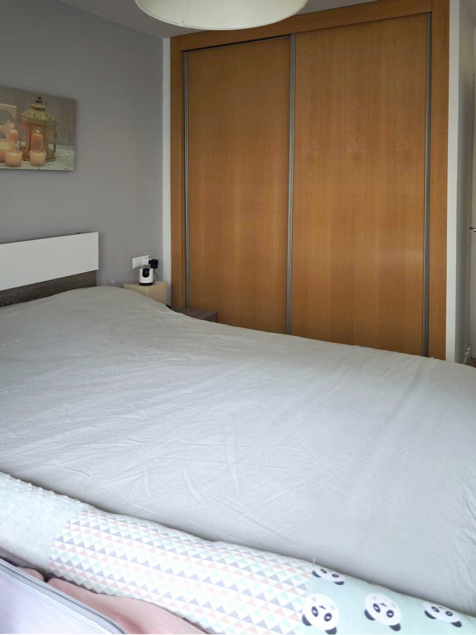 Dormitorio con puertas correderas de piso a techo y solución práctica de almacenamiento