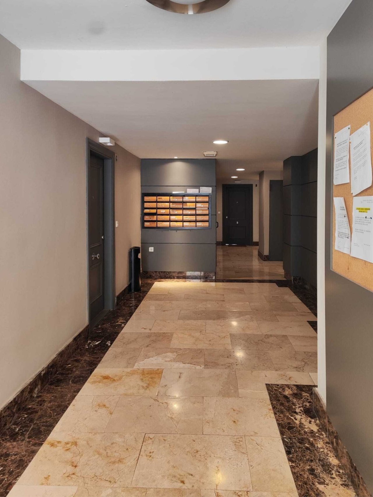 Entrada representativa con diseño de materiales elegantes y una iluminación profesional