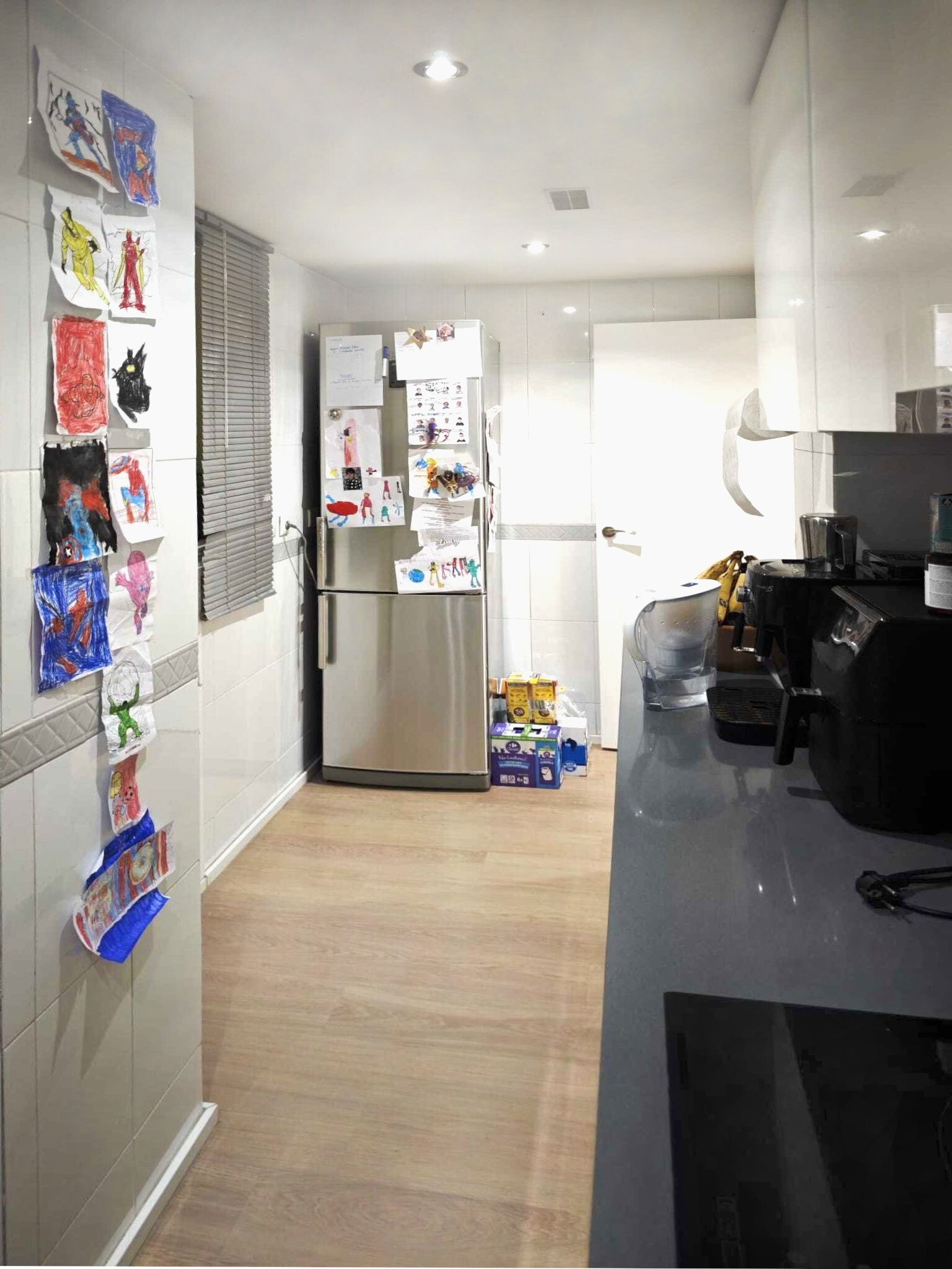 Cocina moderna con una distribución óptima del espacio de trabajo y electrodomésticos empotrados de alta calidad