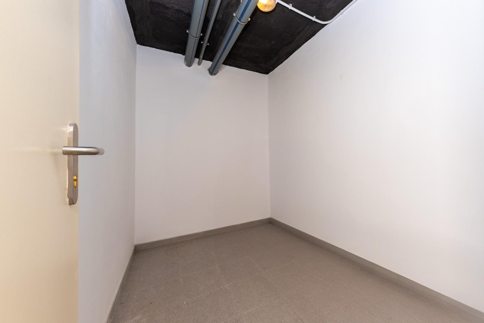 Baño de invitados moderno con elegante cerradura en la puerta e instalación profesional en el techo Baño de invitados moderno con elegante cerradura en la puerta e instalación profesional en el techo