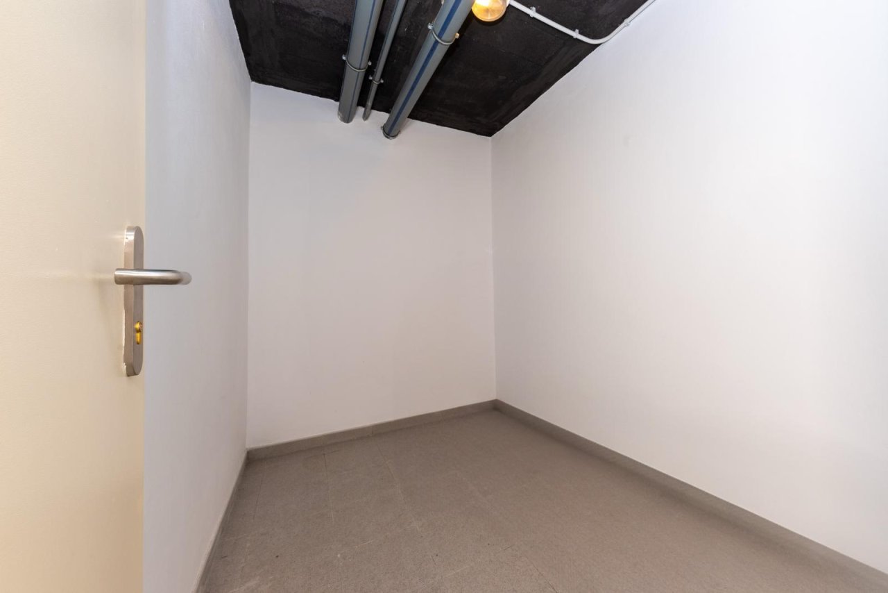 Baño de invitados moderno con elegante cerradura en la puerta e instalación profesional en el techo Baño de invitados moderno con elegante cerradura en la puerta e instalación profesional en el techo