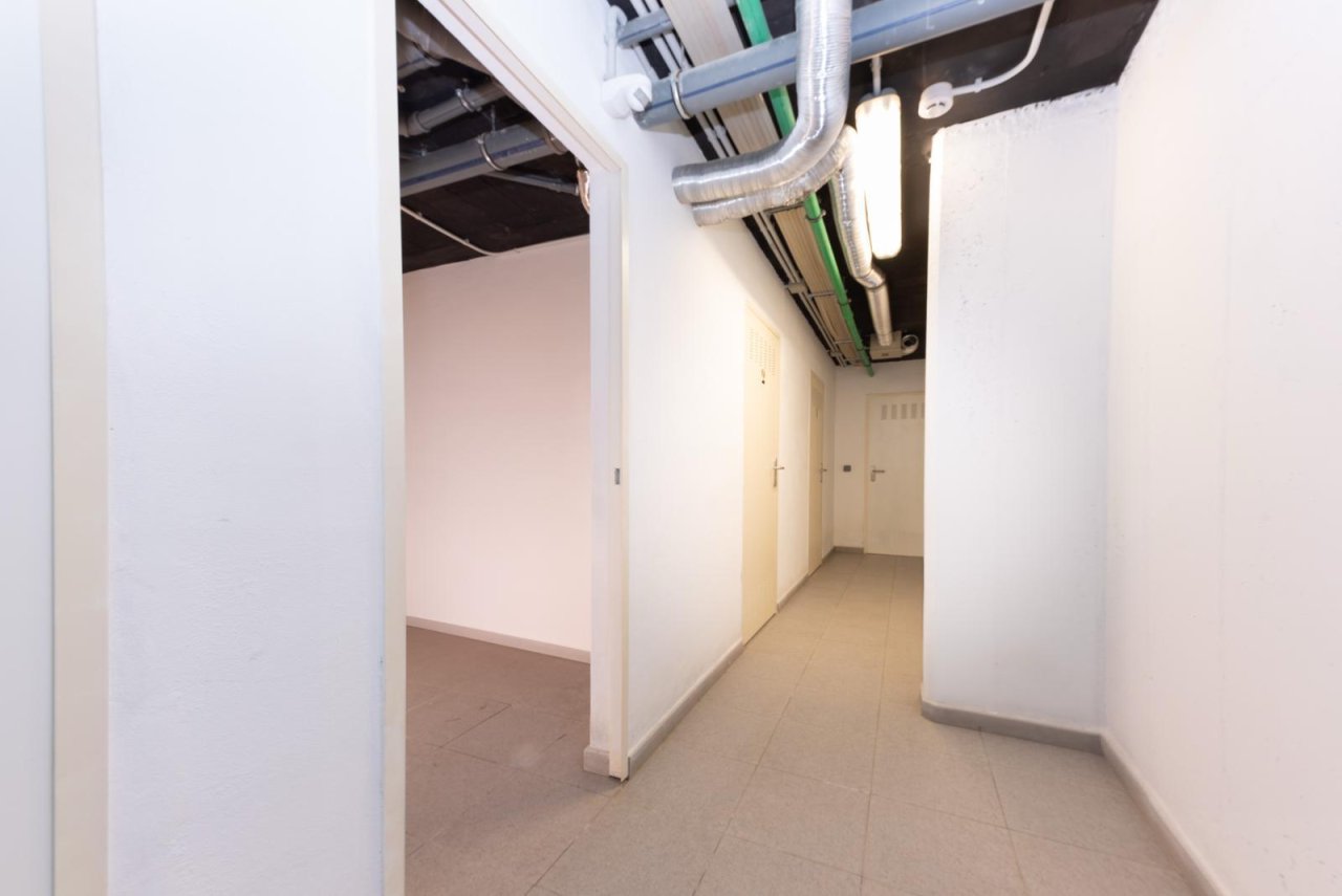 Pasillo funcional con distribución práctica del espacio e infraestructura moderna Pasillo funcional con distribución práctica del espacio e infraestructura moderna