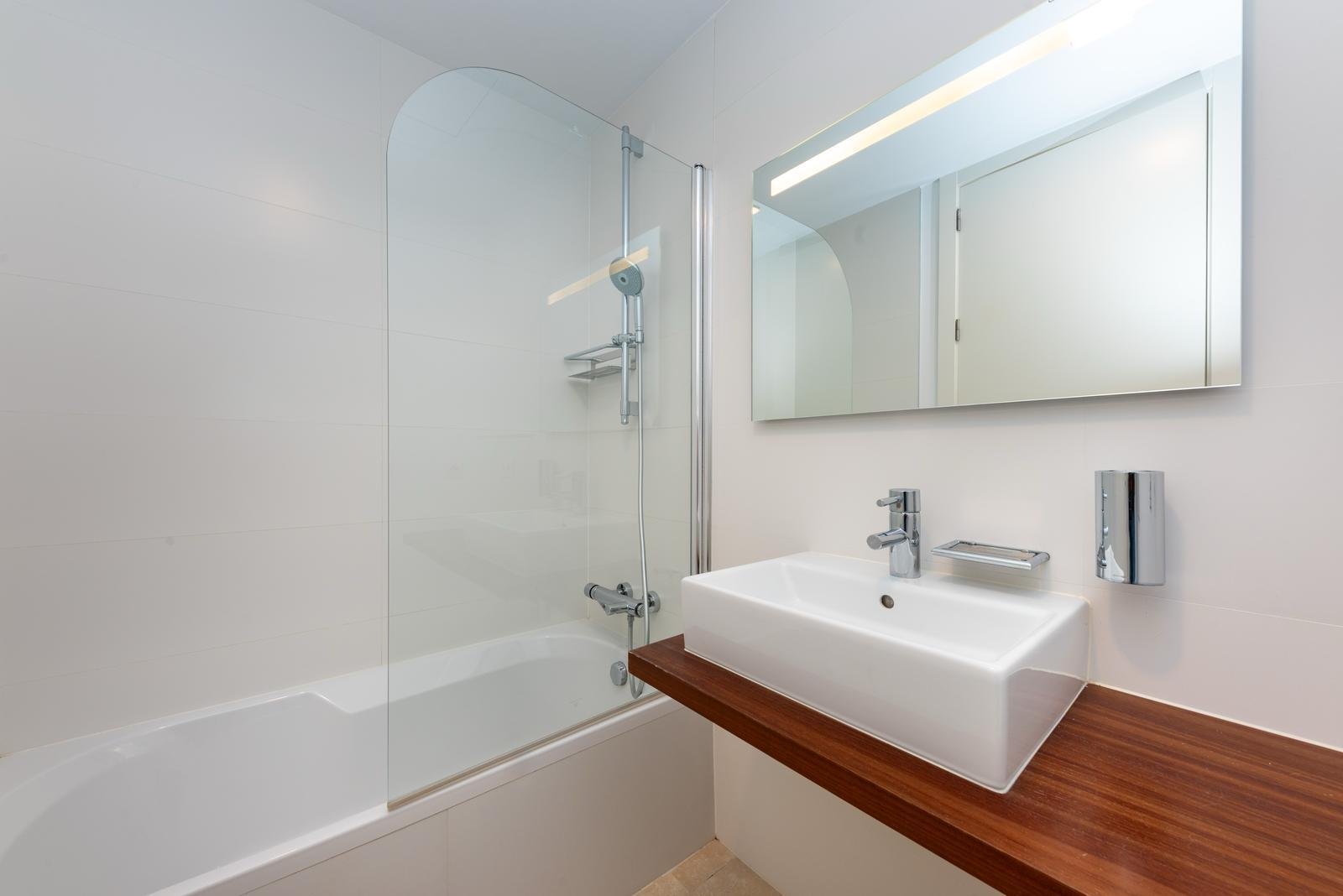 Baño moderno con ducha a nivel del suelo, armario con espejo y equipamiento de alta calidad Baño moderno con ducha a nivel del suelo, armario con espejo y equipamiento de alta calidad