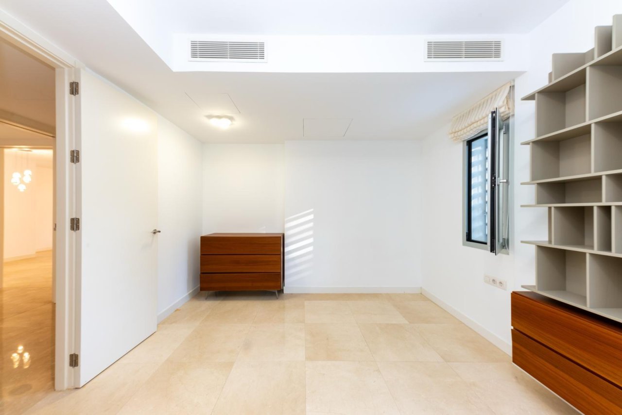 Estudio luminoso con estanterías empotradas y una gran ventana Estudio luminoso con estanterías empotradas y una gran ventana