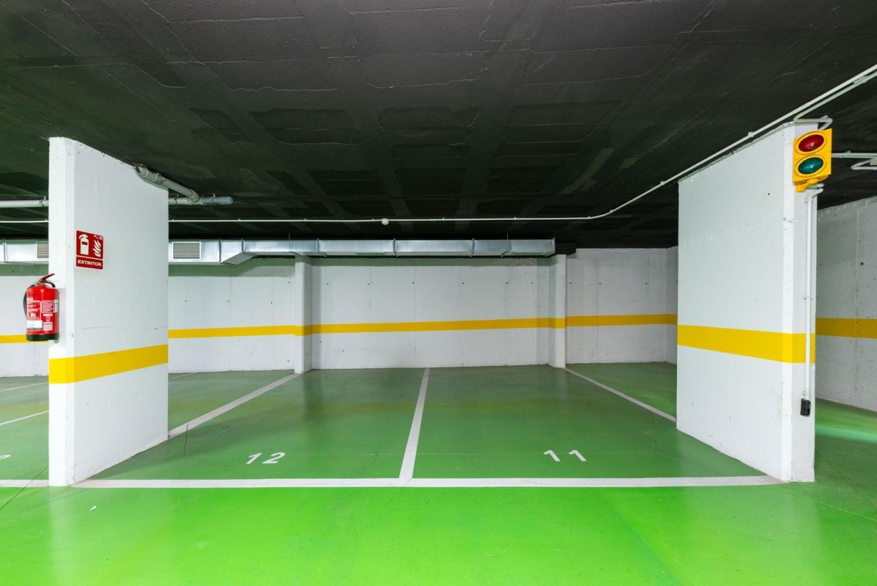 Garaje subterráneo moderno con distribución óptima de plazas y infraestructura profesional Garaje subterráneo moderno con distribución óptima de plazas y infraestructura profesional