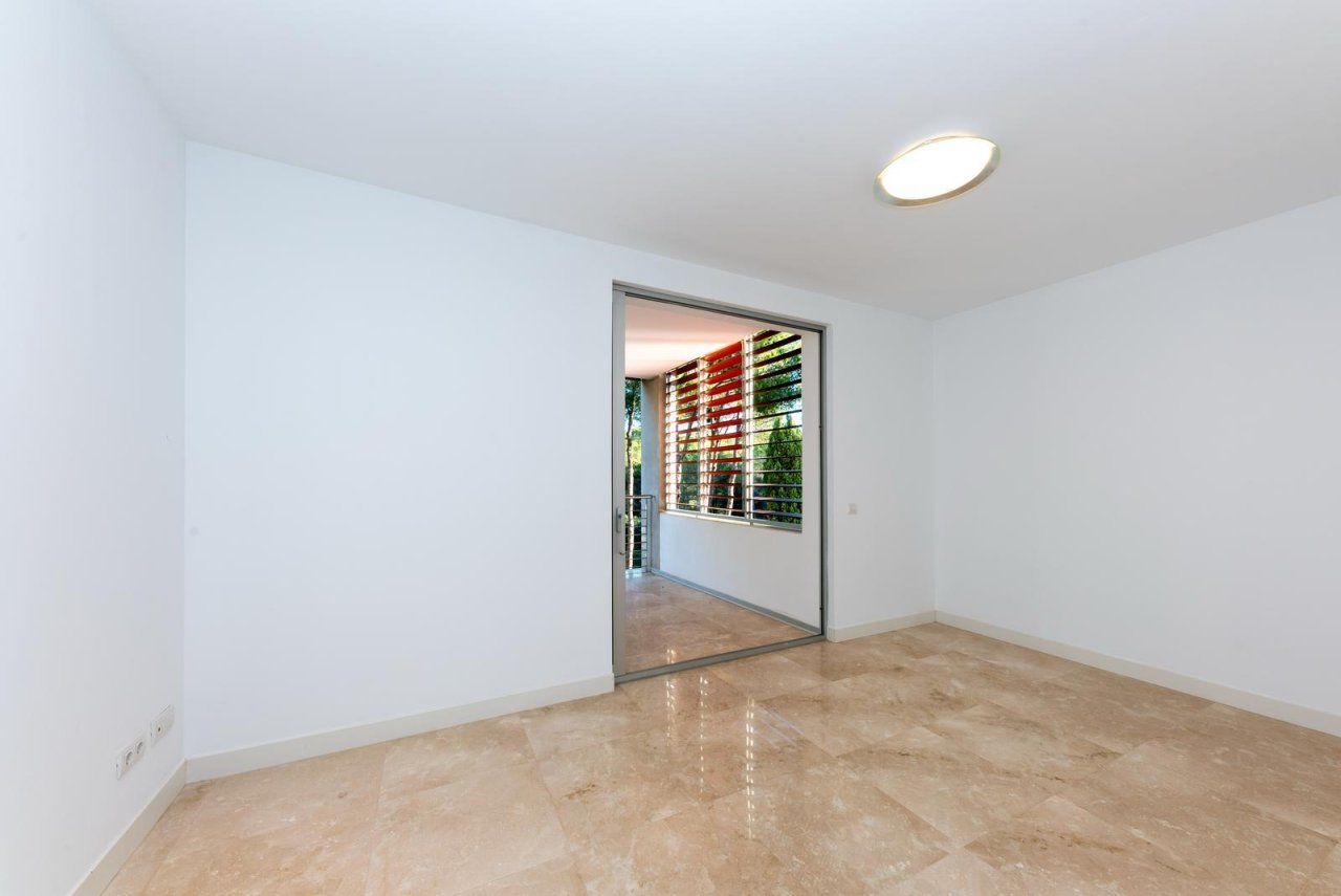 Dormitorio elegante con acceso directo a la terraza y un concepto de espacio bien pensado Dormitorio elegante con acceso directo a la terraza y un concepto de espacio bien pensado