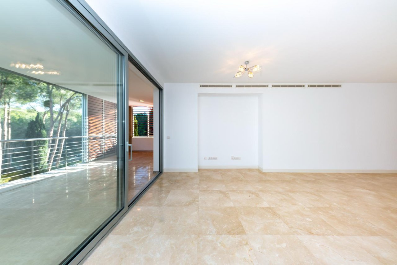 Área de estar con puertas correderas de vidrio de piso a techo y acceso directo a la terraza Área de estar con puertas correderas de vidrio de piso a techo y acceso directo a la terraza