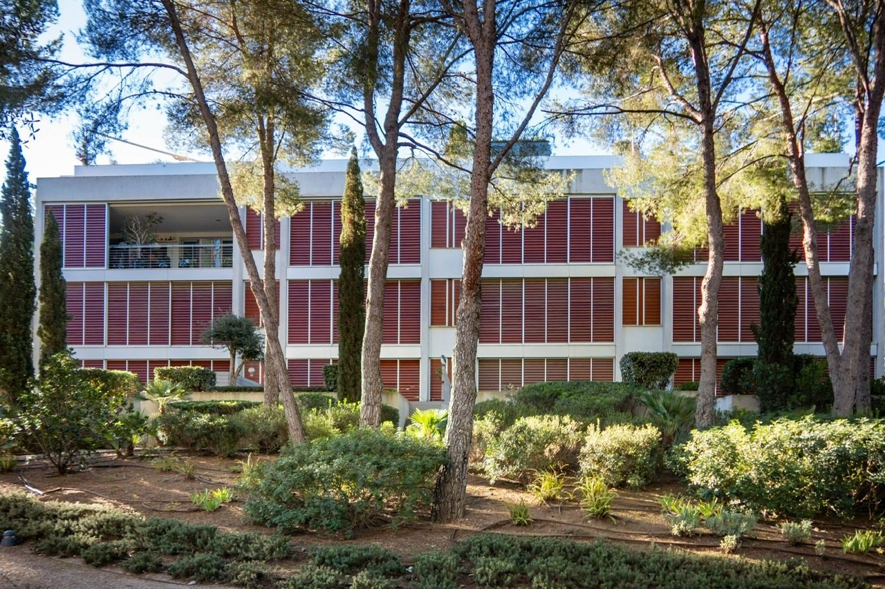 Conjunto residencial moderno con diseño inteligente de fachadas y zona exterior similar a un parque Conjunto residencial moderno con diseño inteligente de fachadas y zona exterior similar a un parque