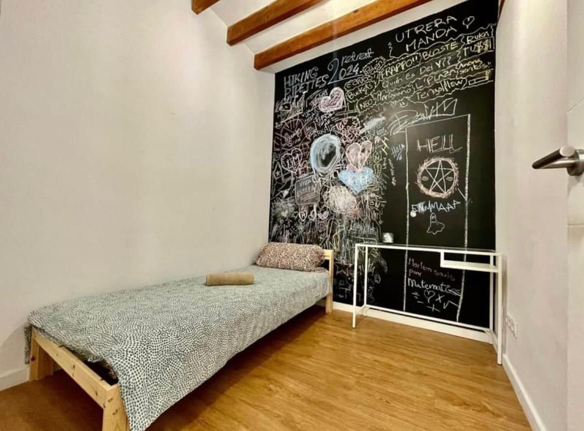 Habitación infantil con pizarra integrada y equipamiento práctico. Habitación infantil con pizarra integrada y equipamiento práctico.