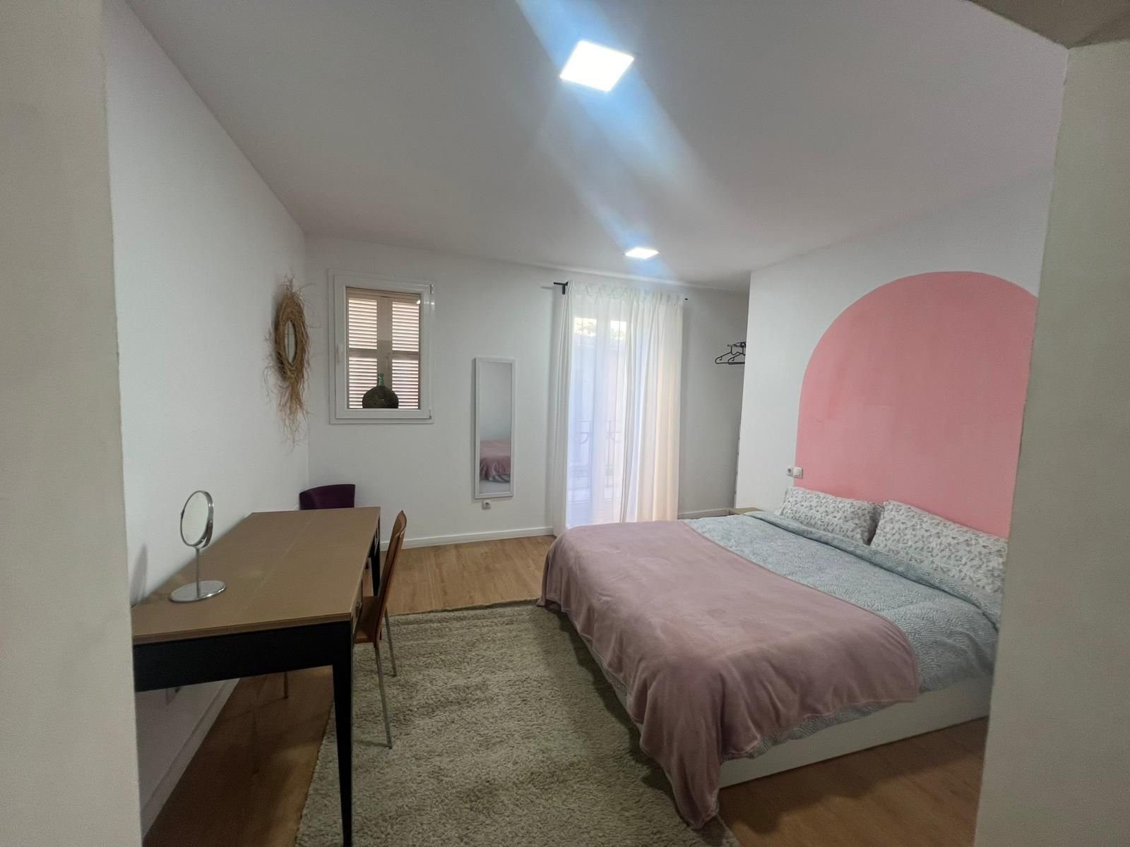 Dormitorio luminoso con zona de trabajo y acceso directo a la terraza Dormitorio luminoso con zona de trabajo y acceso directo a la terraza