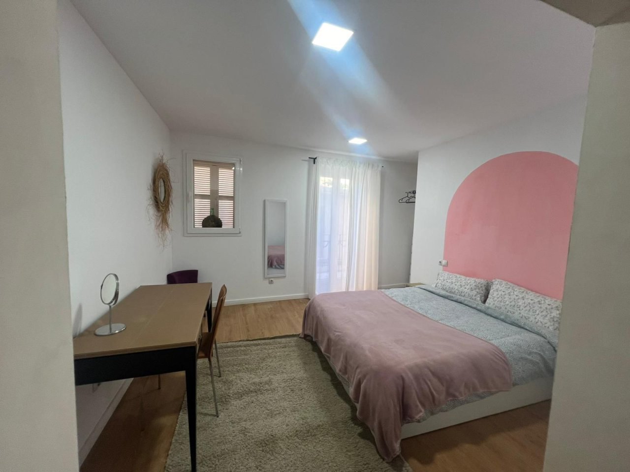 Dormitorio luminoso con zona de trabajo y acceso directo a la terraza Dormitorio luminoso con zona de trabajo y acceso directo a la terraza