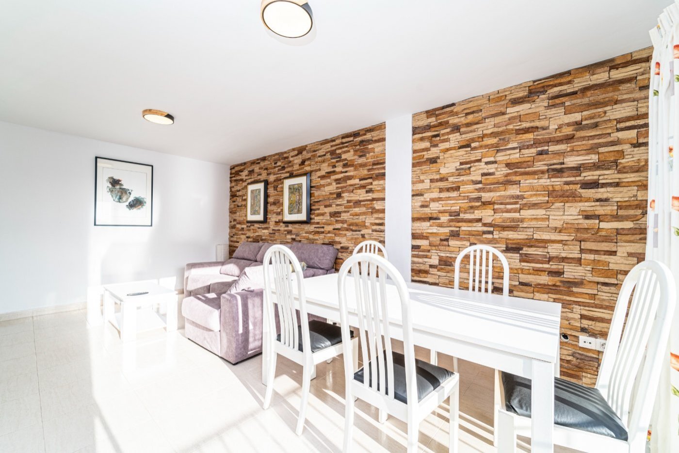 Área de estar abierta con una pared de acento de madera con carácter y uso flexible del espacio Área de estar abierta con una pared de acento de madera con carácter y uso flexible del espacio