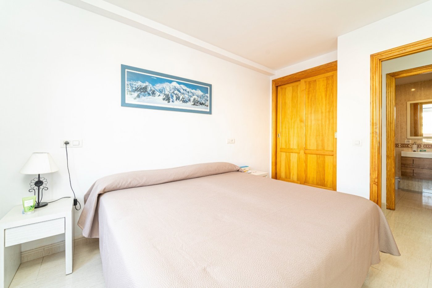 Dormitorio principal con vestidor y acceso directo al baño Dormitorio principal con vestidor y acceso directo al baño
