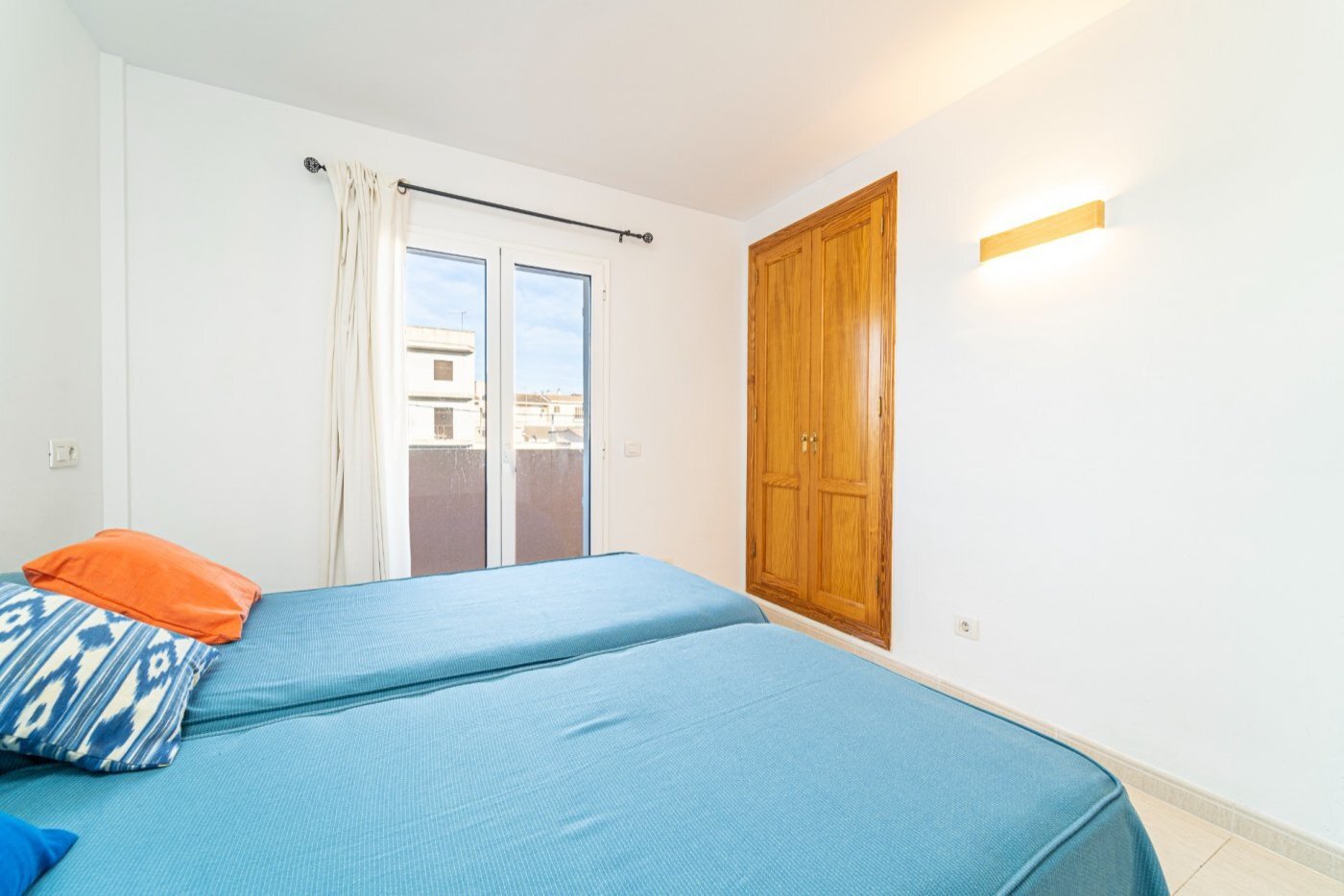 Dormitorio con acceso a la terraza y armario de madera de alta calidad Dormitorio con acceso a la terraza y armario de madera de alta calidad