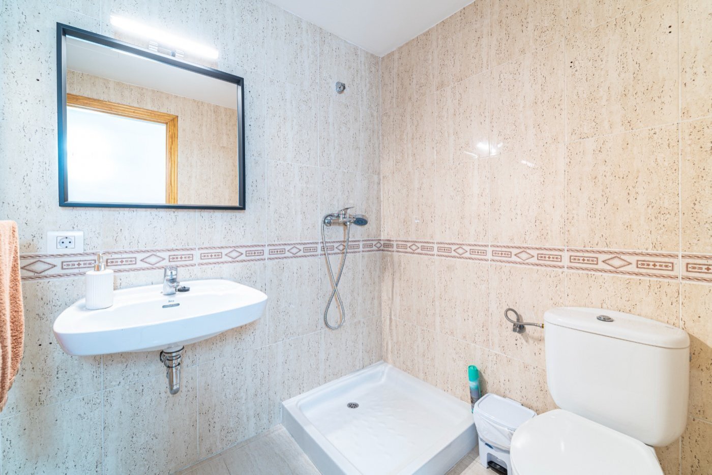 Baño moderno con ducha separada y distribución práctica de las zonas húmedas Baño moderno con ducha separada y distribución práctica de las zonas húmedas
