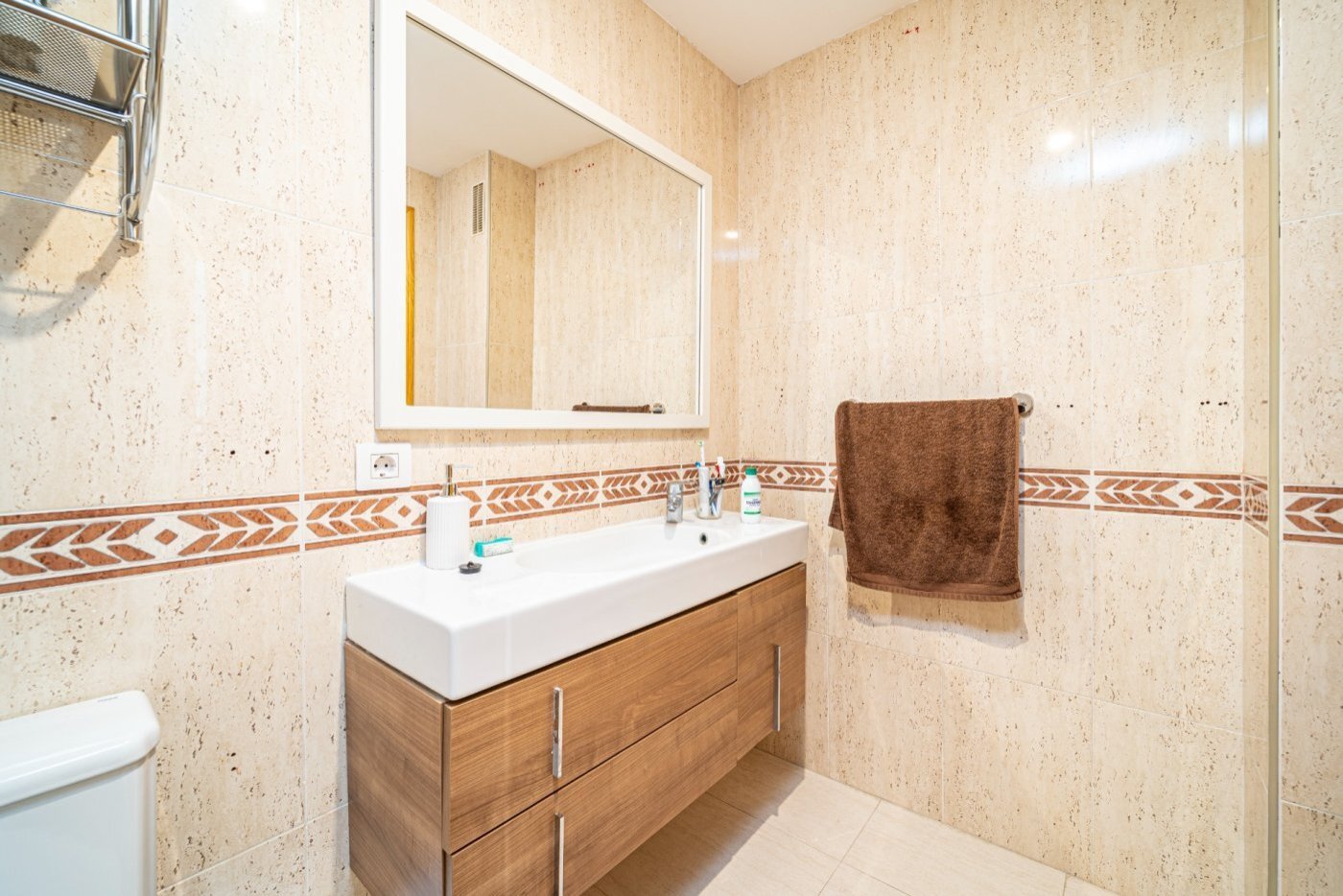 Baño moderno con doble lavabo y ducha a ras de suelo Baño moderno con doble lavabo y ducha a ras de suelo