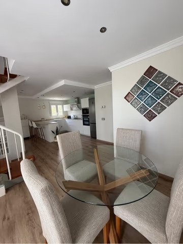 Área de estar y comedor abiertos con transiciones fluidas y equipamiento de alta calidad Área de estar y comedor abiertos con transiciones fluidas y equipamiento de alta calidad