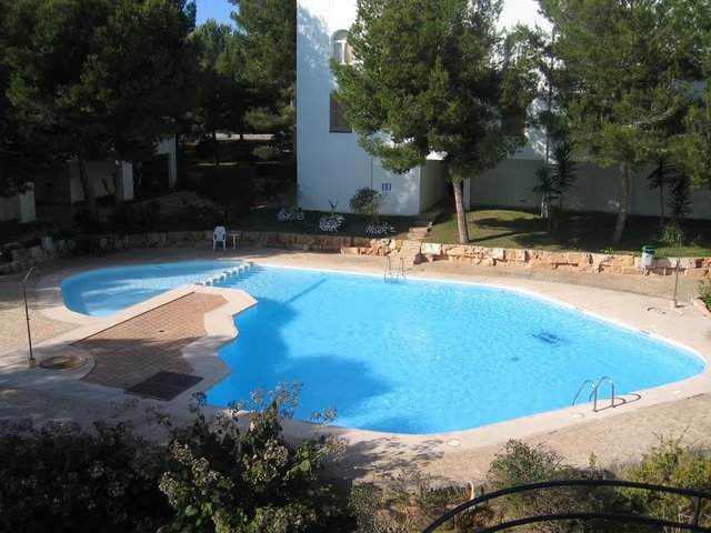 Piscina con amplio espacio libre y equipamiento profesional Piscina con amplio espacio libre y equipamiento profesional