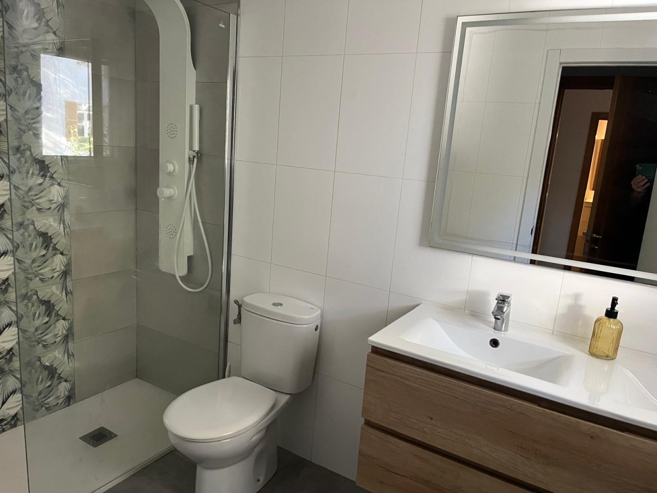 Baño moderno con ducha a nivel del suelo y lavabo de gran superficie Baño moderno con ducha a nivel del suelo y lavabo de gran superficie