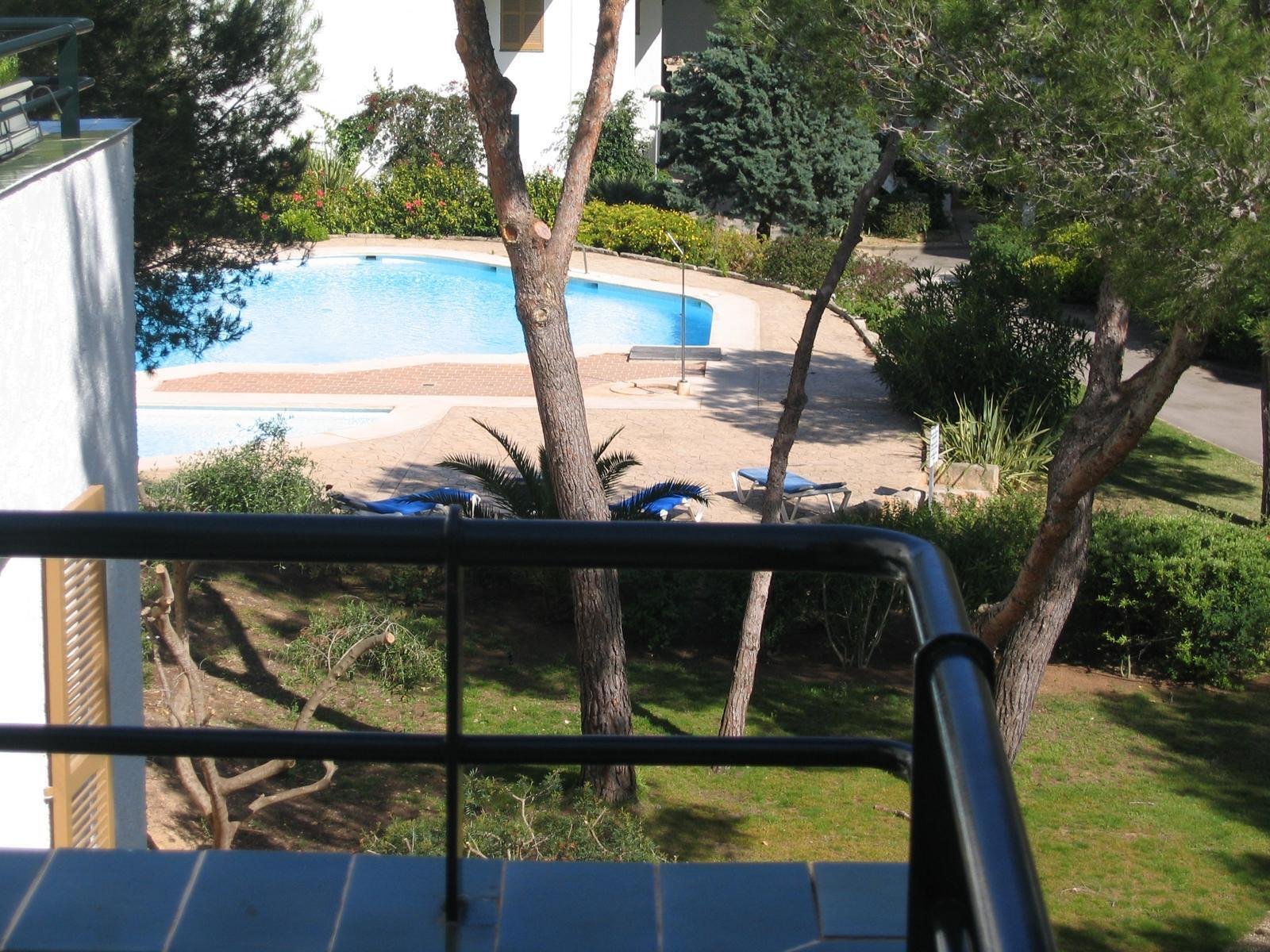Balcón con vista libre a la piscina y a la zona exterior cuidada Balcón con vista libre a la piscina y a la zona exterior cuidada