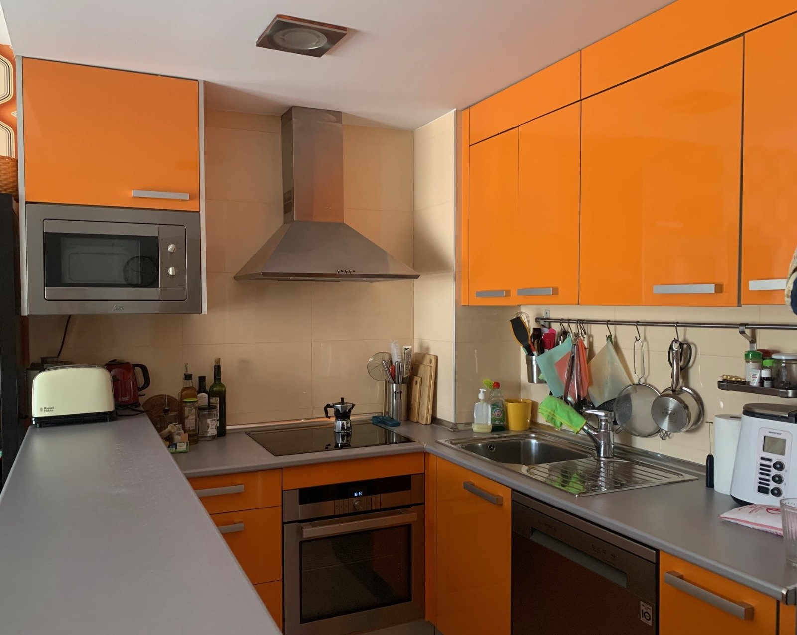 Cocina moderna con forma en L funcional y equipamiento de alta calidad Cocina moderna con forma en L funcional y equipamiento de alta calidad