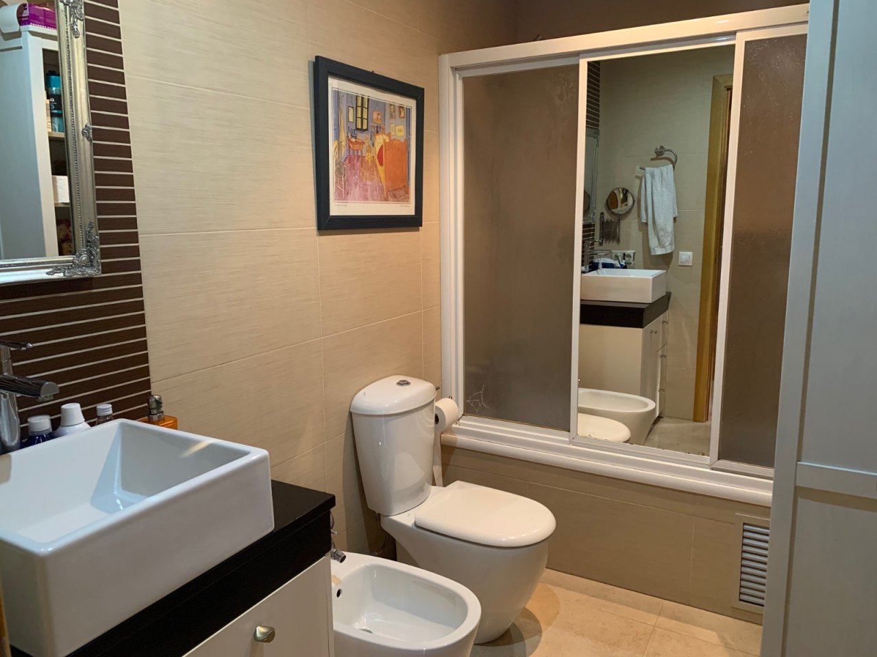 Baño moderno con ducha a ras de suelo y distribución práctica Baño moderno con ducha a ras de suelo y distribución práctica