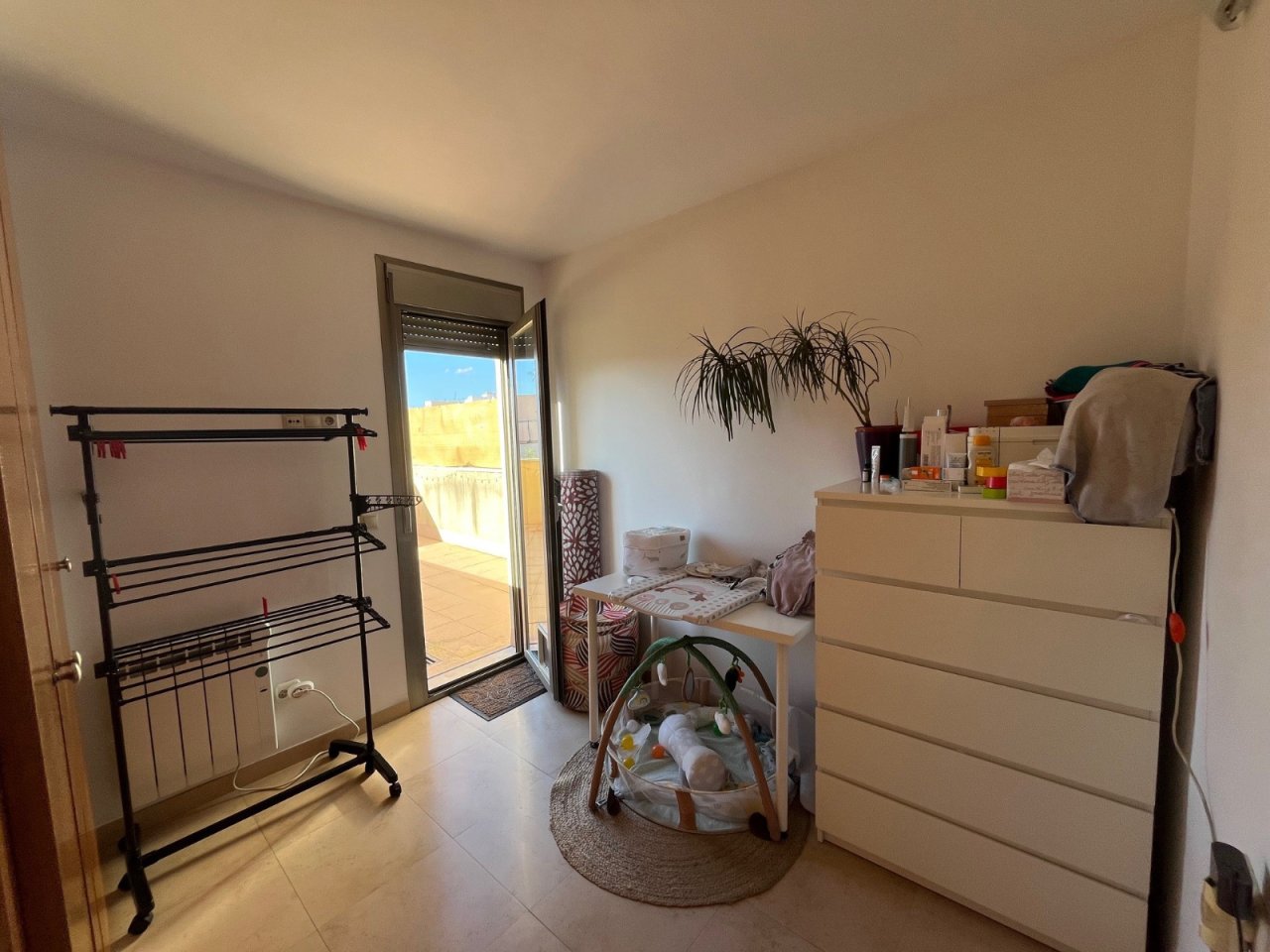Habitación infantil luminosa con acceso directo a la terraza y distribución práctica del espacio Habitación infantil luminosa con acceso directo a la terraza y distribución práctica del espacio