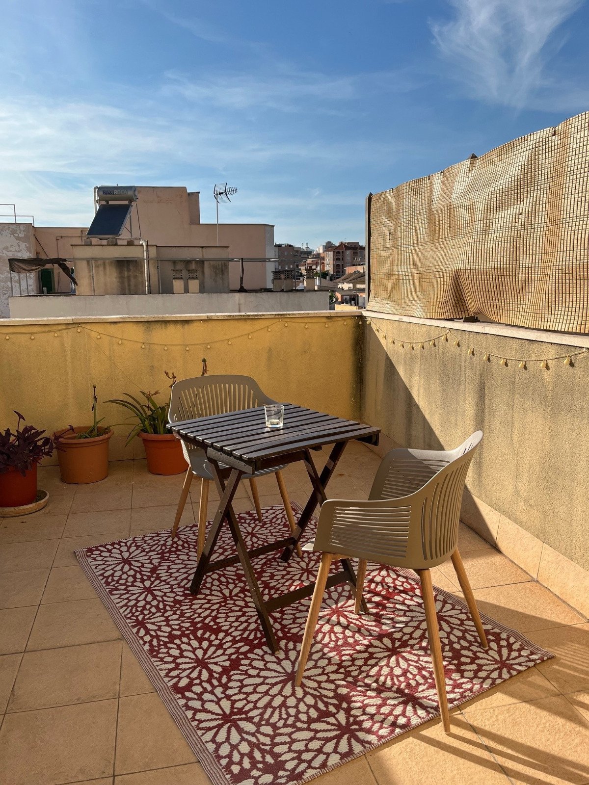Área de terraza con borde de alta calidad y orientación solar óptima Área de terraza con borde de alta calidad y orientación solar óptima