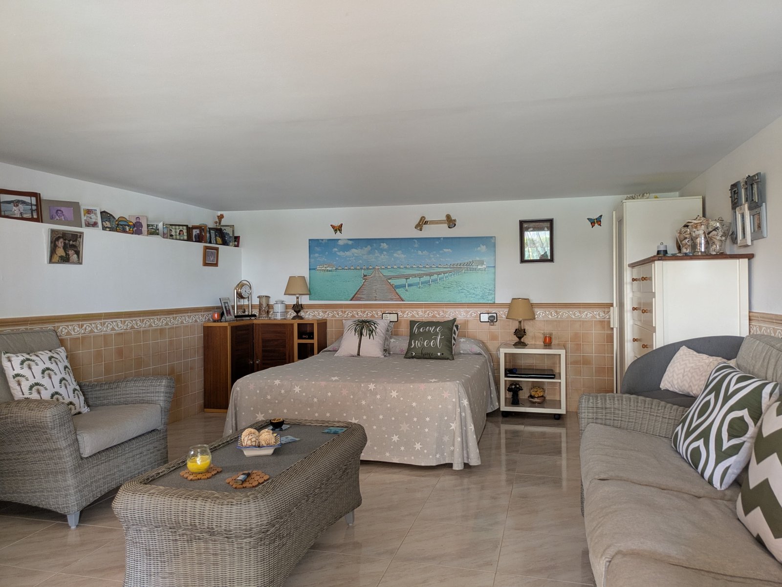 Habitación versátil con áreas de estar separadas y acabados de azulejos de alta calidad