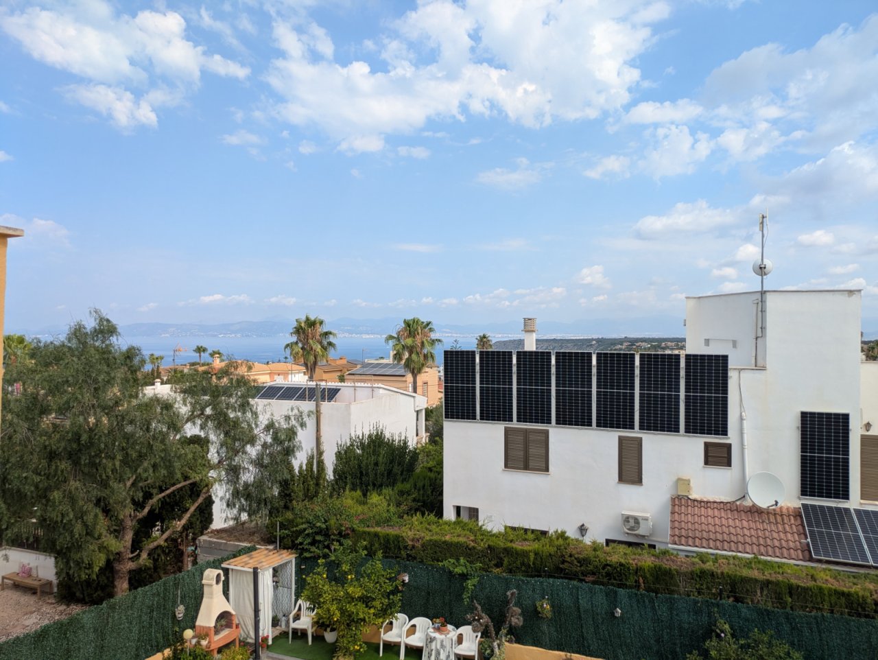 Sistema exterior energéticamente eficiente con paneles fotovoltaicos y vistas al mar