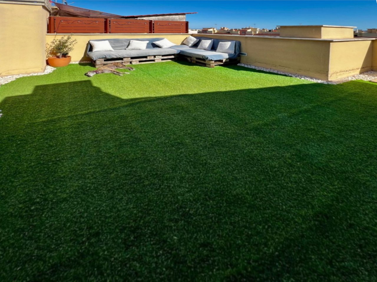 Terraza en la azotea con césped artificial de bajo mantenimiento y opciones de diseño flexibles Terraza en la azotea con césped artificial de bajo mantenimiento y opciones de diseño flexibles