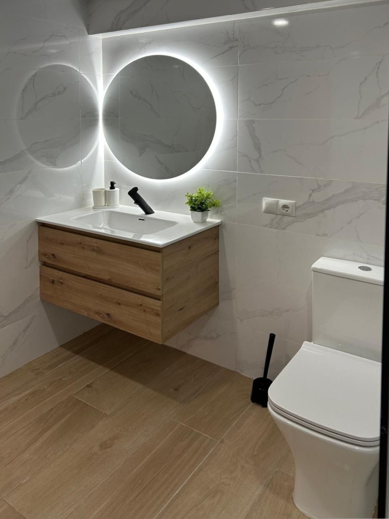 Baño moderno con sistema de espejo LED y estándar sanitario de alta calidad Baño moderno con sistema de espejo LED y estándar sanitario de alta calidad