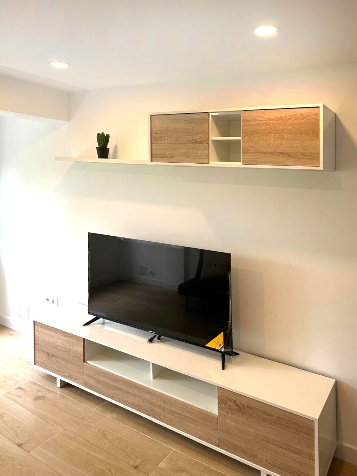 Sala de estar moderna con integración inteligente de almacenamiento y iluminación LED de alta calidad Sala de estar moderna con integración inteligente de almacenamiento y iluminación LED de alta calidad