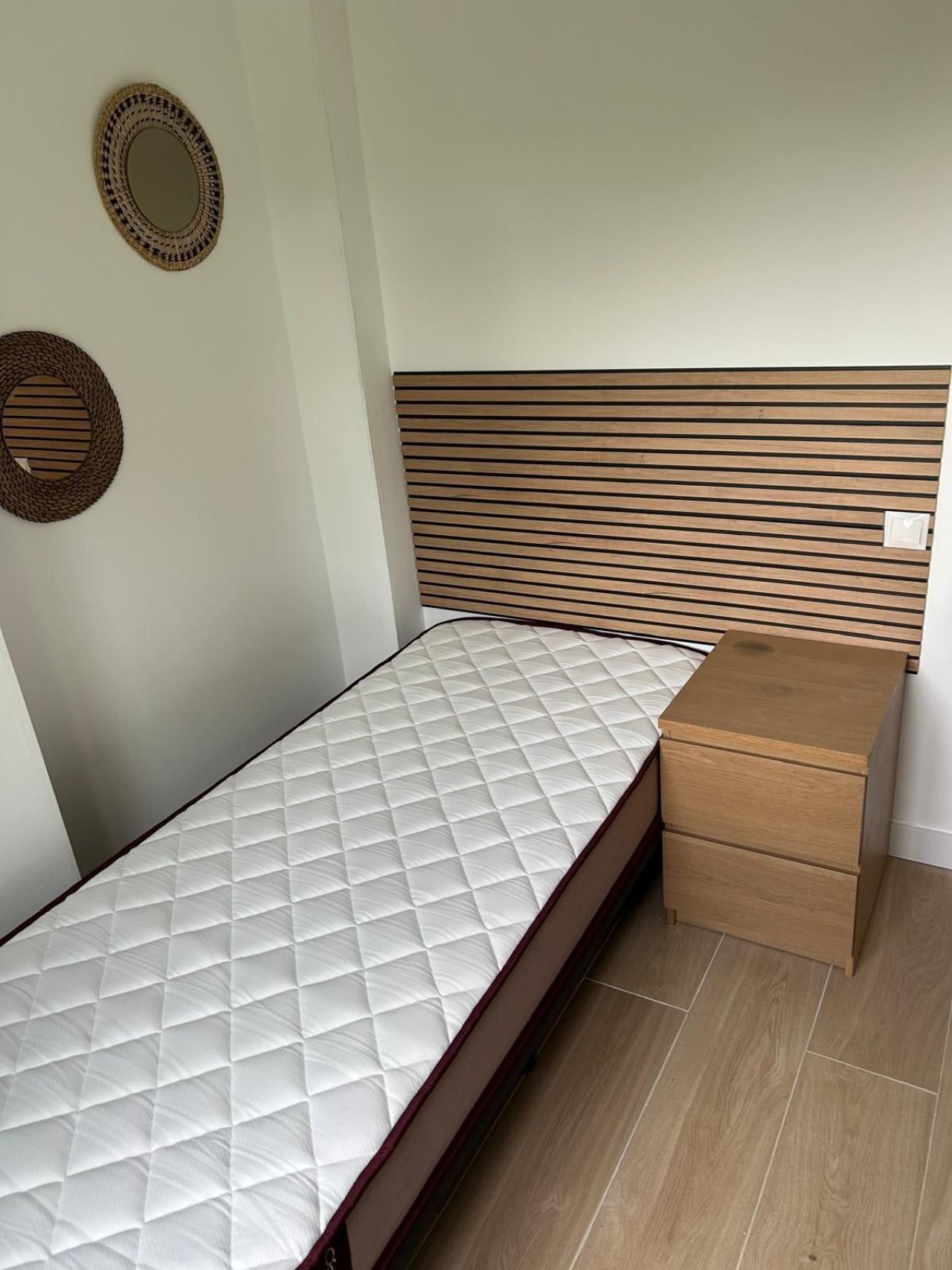 Habitación cómoda con almacenamiento inteligente y cabecero moderno Habitación cómoda con almacenamiento inteligente y cabecero moderno