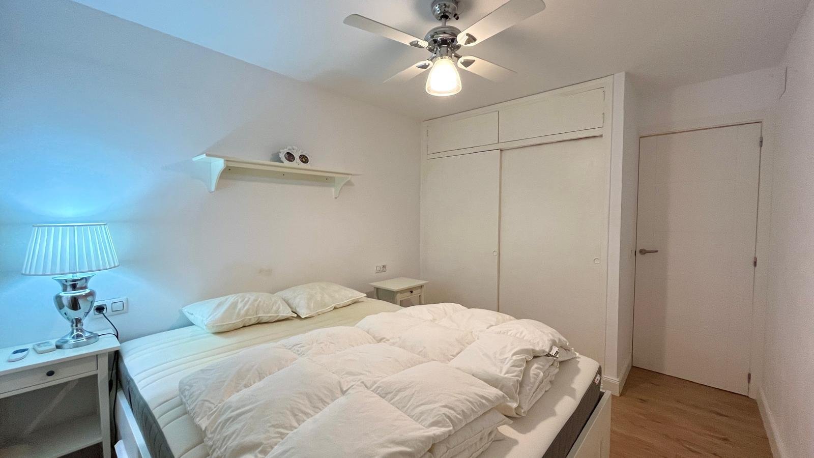 Dormitorio con armario empotrado y ventilador de techo Dormitorio con armario empotrado y ventilador de techo