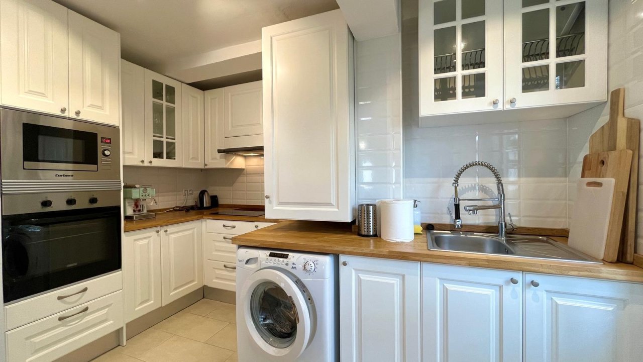 Cocina moderna con lavadora integrada y zona de fregadero práctica Cocina moderna con lavadora integrada y zona de fregadero práctica