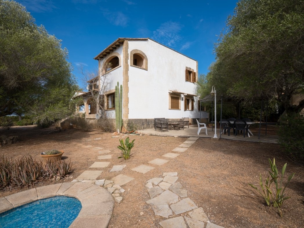 Fachada mediterránea con arco característico y amplio espacio exterior Fachada mediterránea con arco característico y amplio espacio exterior