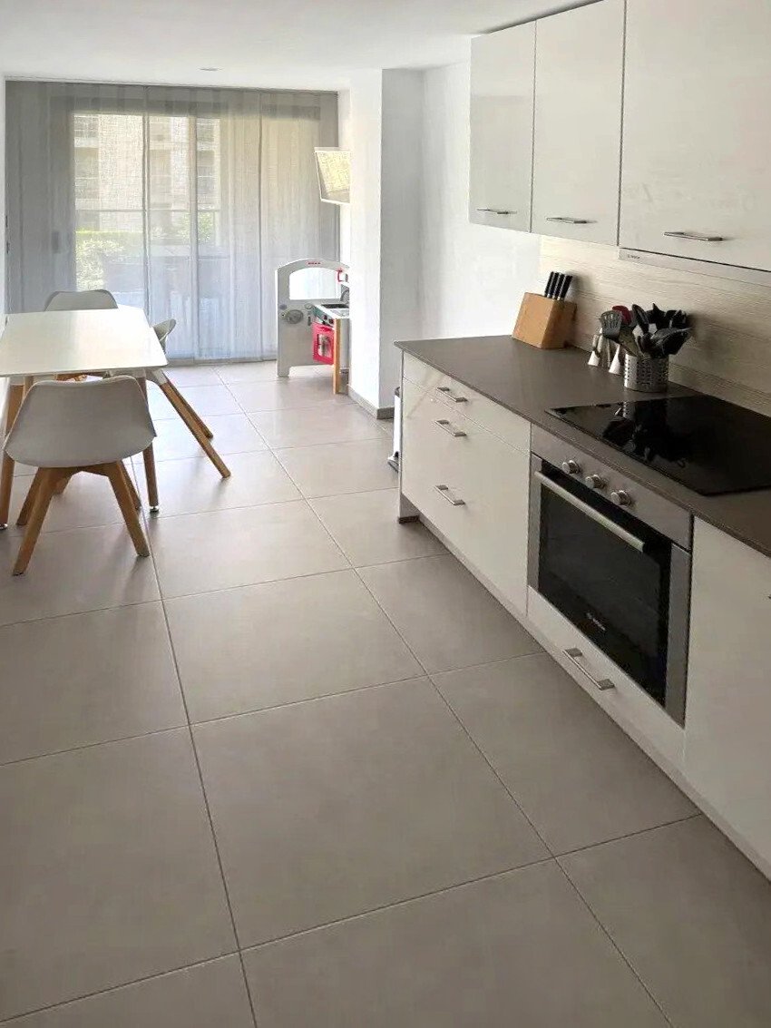 Cocina moderna con equipamiento de alta calidad y superficie de trabajo práctica